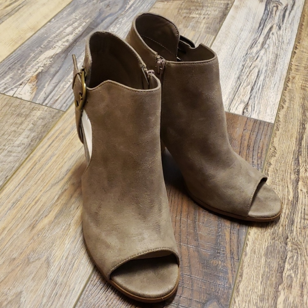 NWT Fergalicious Revenge Doe Chunky Heel